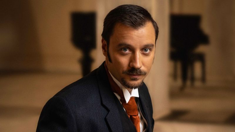 Στάθης Κόικας – Grand Hotel: «Ο Ιορδάνης έχει μπλέξει με τον τζόγο και συχνάζει σε κακόφημα στέκια»
