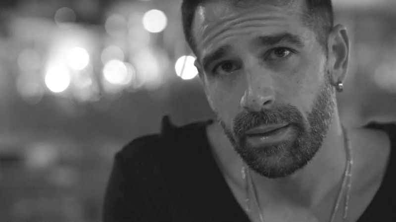 «Οι Ξένοι»: Νέο single και Music Video από τον Μάκη Αποστόλου