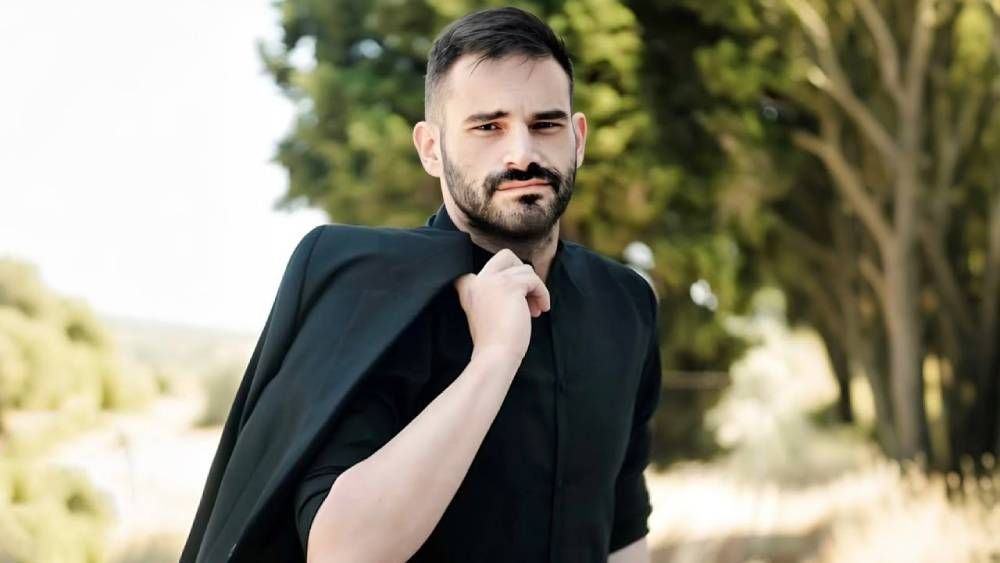 Ο Σίμος Πετρόπουλος παρουσιάζει το νέο του single «Εδώ και Τώρα»