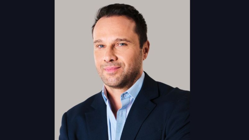 Ο Μέμος Μπεγνής θα υποδυθεί τον θρύλο της Columbia Τάκη Λαμπρόπουλο