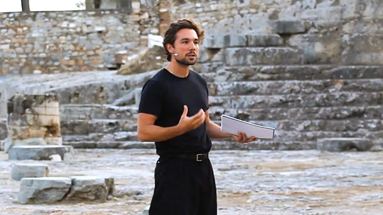 Carlos Cuevas: Συγκίνησε στην Ελευσίνα ζωντανεύοντας τον Thoreau στο Τελεστήριο